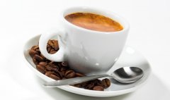 The skill of Espresso in making Italian concentrate the action before pressing powder