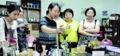 The master taught the public to make coffee, coffee tree, coffee beans, freshly ground coffee, coffee and coffee to make coffee