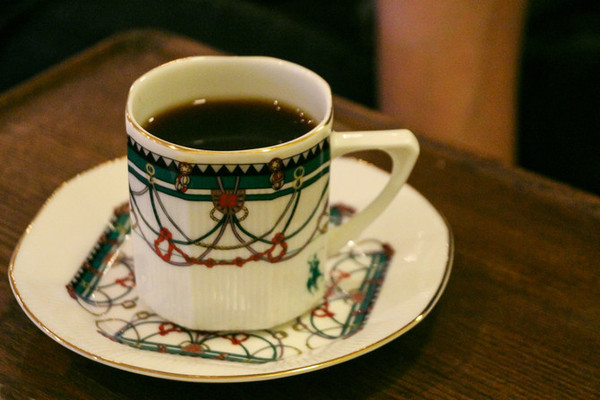 Learn the right way to drink coffee, coffee cups, coffee plates, a set of coffee spoons, coffee pots, sugar and cream cans